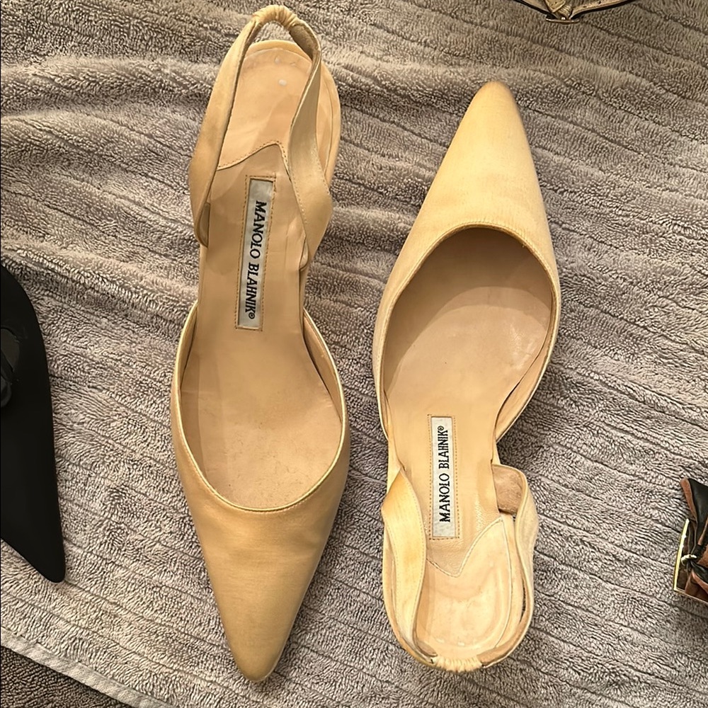 Manolo Blahnik Peach Satin Ballet Slipper Slingback Heels Elegant Design